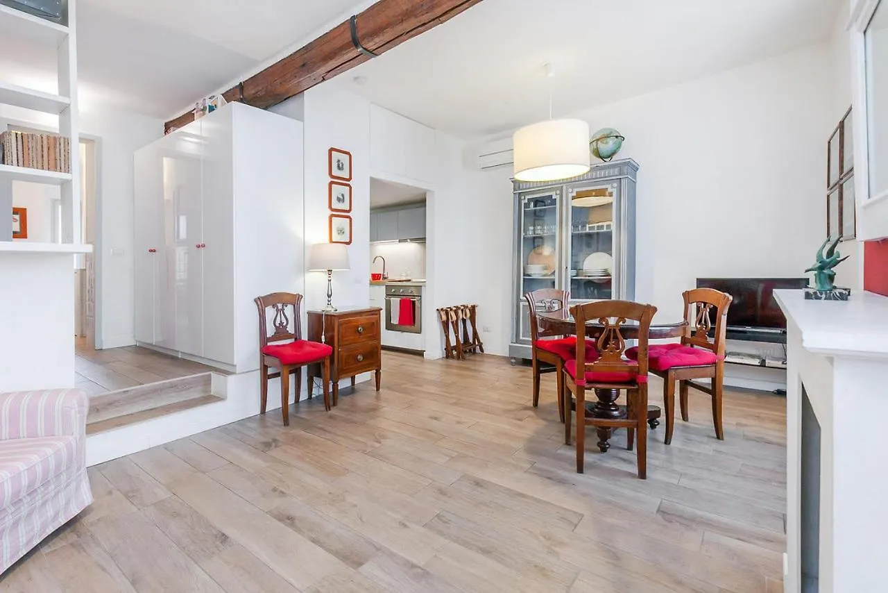 Charming And Elegant Apartment Historic Center Of Милан