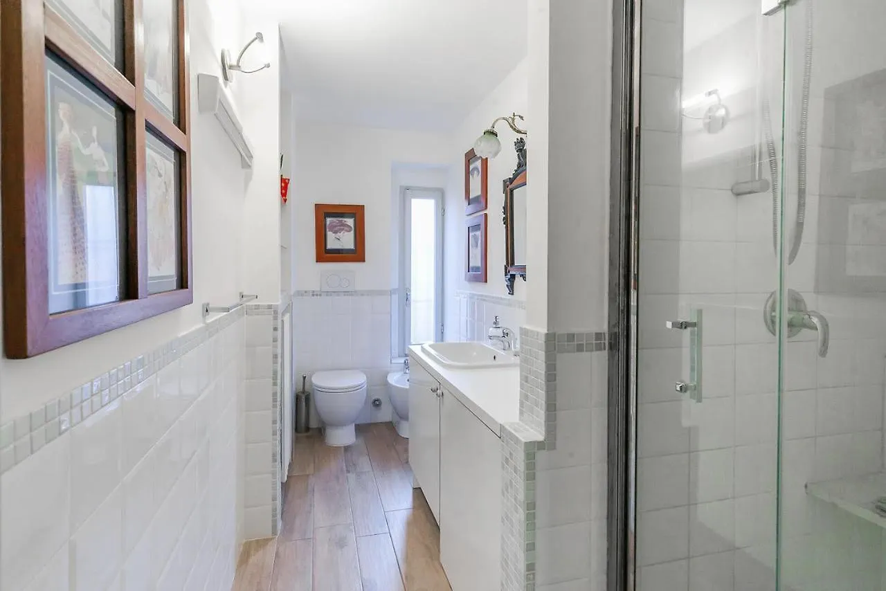 Charming And Elegant Apartment Historic Center Of Милан Италия