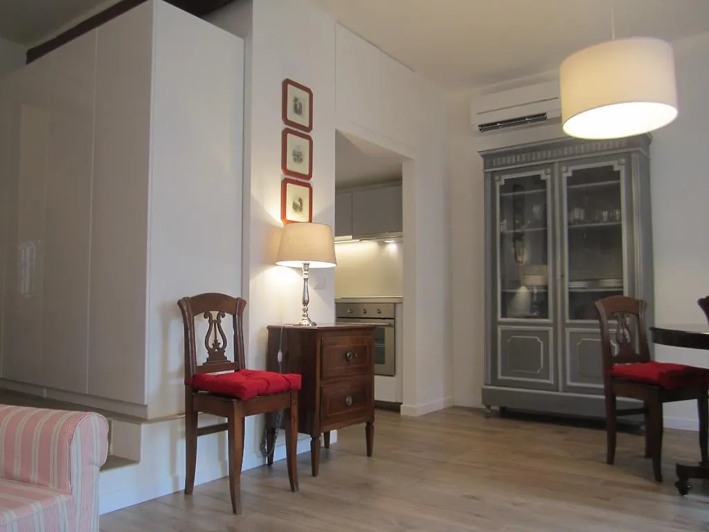 Charming And Elegant Apartment Historic Center Of Милан